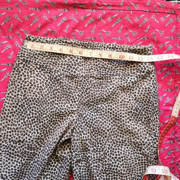 Form fitting leopard print pants - Picture 2 of 2